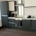 Liverpool Centre Apartment With Balcony & Parking