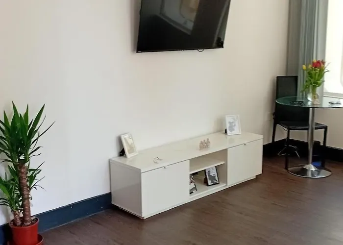 Liverpool Centre Apartment With Balcony & Parking